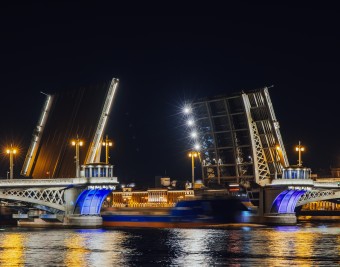 Ночная прогулка на теплоходе Мосты повисли над Невой